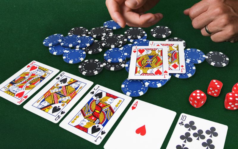 Tình huống câu bài và giữ bài rác trong phỏm