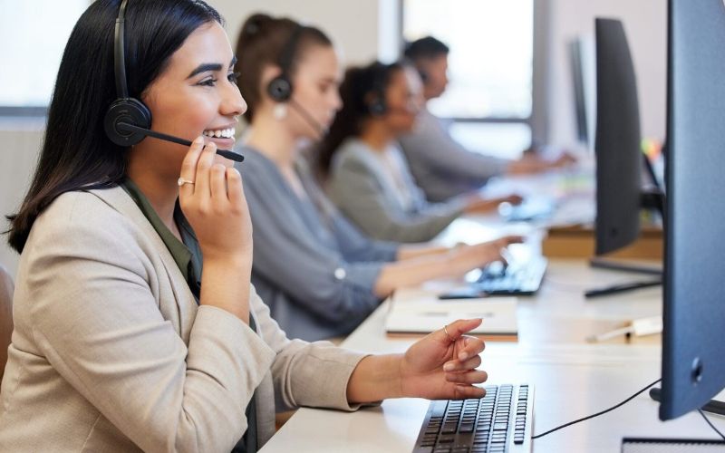 Giao diện live chat và hotline hỗ trợ nhà cái