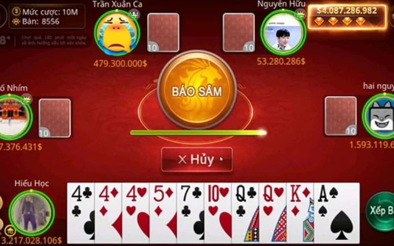 Ván bài Sâm Lốc đang diễn ra trên bàn chơi