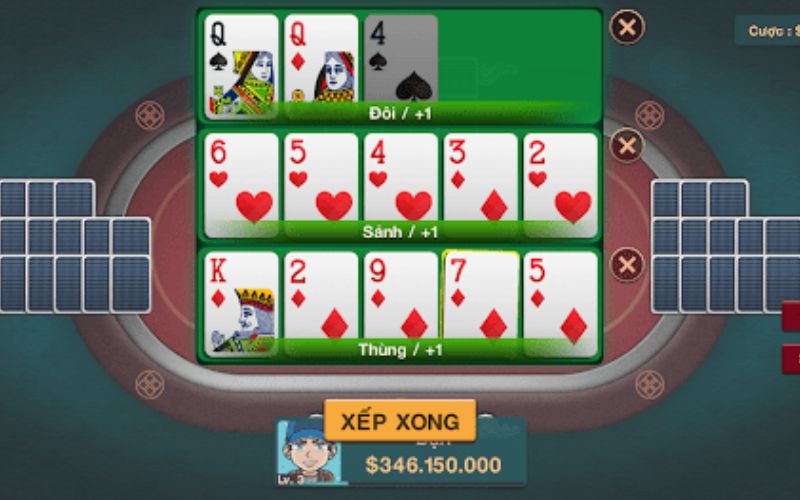 Người chơi chia 13 lá bài thành 3 chi trong Mậu Binh