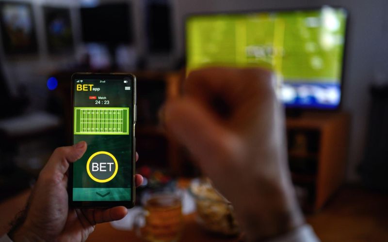 Người chơi theo dõi trận đấu và đặt cược thể thao